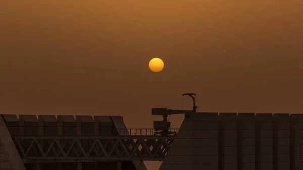 在日出时分 卡塔尔西湾和多哈市中心的空中俯瞰 现代摩天大楼的屋顶 — 图库照片