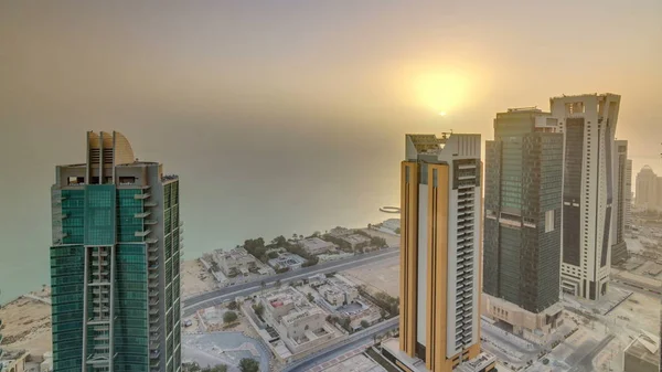 웨스트 West Bay Doha City Center 스카이라인은 카타르의 현대적 도로의 — 스톡 사진
