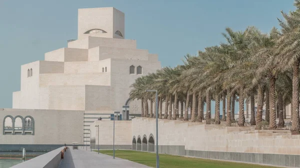 卡塔尔 2018年1月 卡塔尔的伊斯兰艺术博物馆 Timelapse 在它的人造海岛在多哈海滨大道旁边 与三角帆船停泊在它周围的海湾 前视图与棕榈 — 图库照片