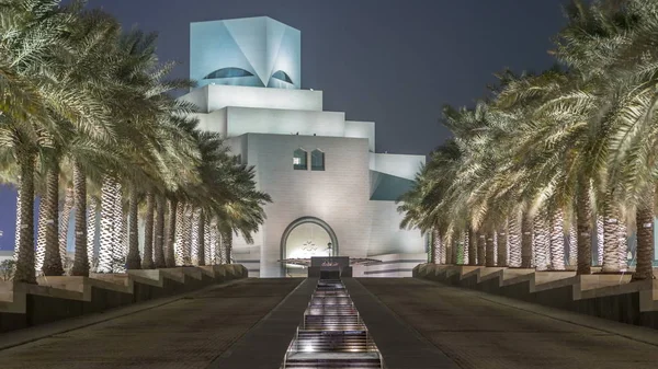 卡塔尔 2018年1月 美丽的伊斯兰艺术博物馆夜间照明与喷泉 Timelapse 在多哈 卡塔尔 手掌在侧面 它是世界上最完整的伊斯兰文物收藏品之一 — 图库照片