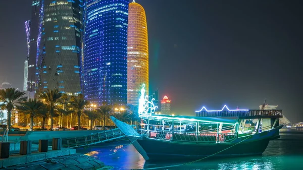 Traditional Dhow Boat Doha Night Timelapse Modern Buildings Background Illuminated — Stock Photo, Image