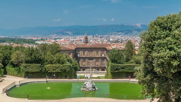 Boboli Bahçeleri Parkı zaman çizelgesi, Neptün Çeşmesi ve İtalya 'nın Floransa kentindeki The Palazzo Pitti' nin uzak bir manzarası. Popüler turistik eğlence ve varış yeri. Arka planda eski tarihi şehir