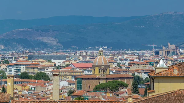 Boboli Bahçeleri 'nden (Giardino di Boboli) Floransa manzaralı tarihi binalar üzerindeki manzara. İtalya. Yazın mavi gökyüzü. Havadan üst görünüm.