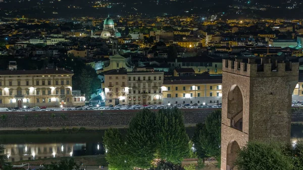 Aziz Nicholas, Sinagog, Arno nehri ve Piazzale Michelangelo 'daki diğer sarayların gece görüşü. Floransa, İtalya. Tarihi kentin akşam aydınlanması