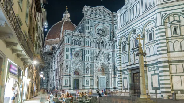 İtalya 'daki Floransa katedrali (Duomo) olan Santa Maria del Fiore Bazilikası' nın önünde. Akşam aydınlatması. Çan kulesi ve kubbe