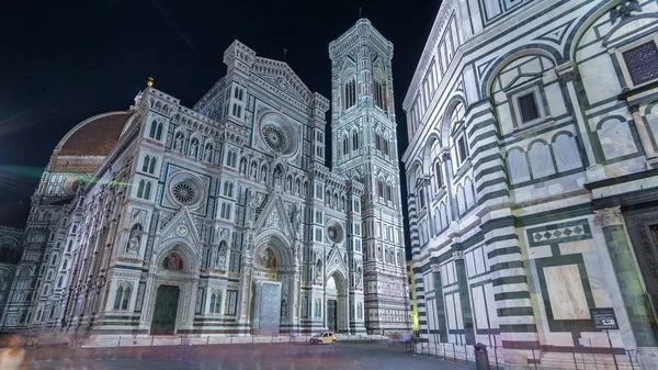 İtalya Floransa (Duomo) katedral kilise Basilica di Santa Maria del Fiore gece timelapse hyperlapse açık. Akşam aydınlatma. Çan Kulesi ve kubbe