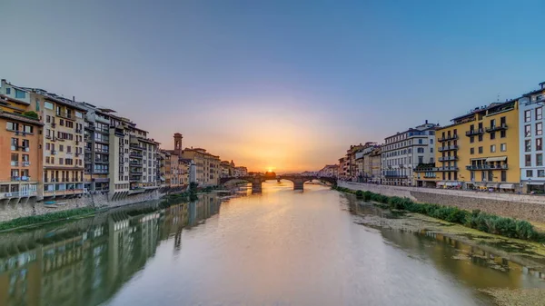 Arno Nehri Üzerindeki Şehir Manzarası Floransa Günbatımında Kutsal Üçlemeci Köprüsü — Stok fotoğraf