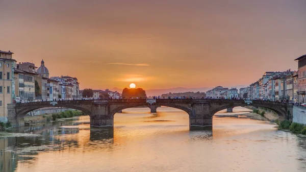 Arno Nehri Üzerindeki Şehir Manzarası Floransa Günbatımında Kutsal Üçlemeci Köprüsü — Stok fotoğraf