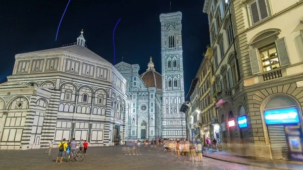 Basilica di Santa Maria del Fiore ve vaftizhane San Giovanni gece timelapse hyperlapse açık. İtalya Floransa (Duomo) katedral kilise o. Akşam aydınlatma. Çan Kulesi ve kubbe