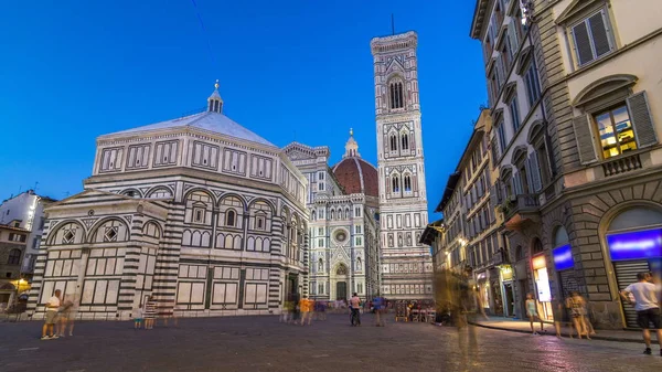 The Basilica di Santa Maria del Fiore ve Baptistery San Giovanni 'nin cephe geçiş zamanı. İtalya 'daki Floransa Katedrali (Duomo) kilisesidir. Akşam aydınlatması. Çan kulesi ve kubbe