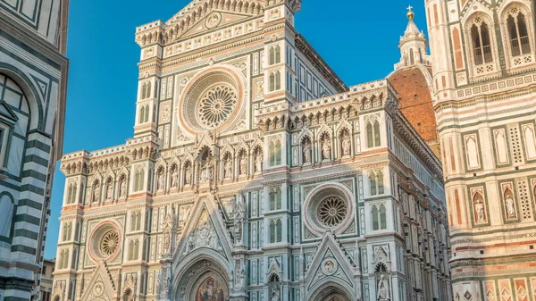 İtalya 'daki Floransa katedrali (Duomo) olan Santa Maria del Fiore zaman çizelgesinin ön cephesi. Gölgeler gün batımında ön cephede hareket eder