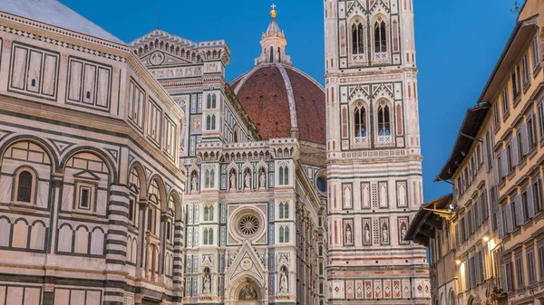 İtalya 'daki Floransa Katedrali (Duomo) olan Basilica di Santa Maria del Fiore' nin önünden gece saatine. Akşam aydınlatması. Çan kulesi ve kubbe