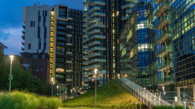 Milan Porta Nuova işgününde gece geçiş timelapse için bölge. Işıklar içinde pencere eşiği gökdelenlerin