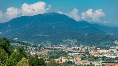 Ortaçağ Bergamo timelapse - Kuzey İtalya güzel ortaçağ şehir görünümünü. Arka planda dağlar. Panoramik üstten görünüm. Mavi bulutlu gökyüzü yaz gün