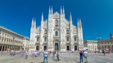 Duomo Katedrali timelapse hyperlapse. Önden görünüm Meydanı'nda yürüyüş insanlarla. Gotik Katedrali tamamlamak için yaklaşık altı yüzyıl aldı. Dünyanın beşinci büyük Katedrali ve İtalya en büyük olduğunu