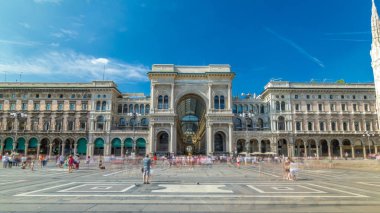 Galleria Vittorio Emanuele II timelapse hyperlapse Piazza del Duomo (Katedral Meydanı) üzerinde. Bu galeri turistik Milan 's. Yaz günü bulutlu gökyüzü mavi. İnsanlar meydanda