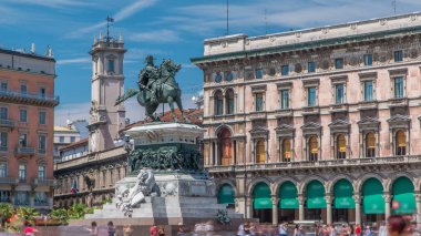 Piazza del Duomo timelapse Vittorio Emanuele II heykeli. Lombardy, İtalya Milan'da. Kule Palazzo dei Giureconsulti arka plan üzerinde. Mavi bulutlu gökyüzü yaz gün