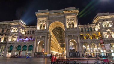 Gece görüş-in ışıklı Vittorio Emanuele II Galerisi timelapse hyperlapse Milan, İtalya. İnsanlar Meydanı Piazza Duomo girişine yakın.