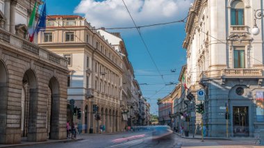 Ana konser salonu Teatro alla Scala, Milan, İtalya için bir opera binası timelapse yakınındaki trafik Alessandro Manzoni Caddesi üzerinde. Yaz günü bulutlu gökyüzü mavi. Tramvay parça