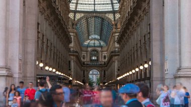 Galleria Vittorio Emanuele II timelapse Piazza del Duomo (Katedral Meydanı) tarih girişi. Bu galeri turistik Milan 's. İnsanlar içinde