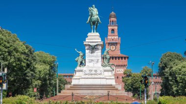 Giuseppe Garibaldi at anıt Largo Cairoli ve kule Sforza Kalesi - Castello Sforzesco timelapse, Milan, İtalya. Yaz günü mavi gökyüzü. Etrafta dolaşan insanlar.