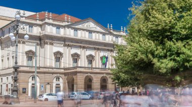 Ana konser salonu Teatro alla Scala, Milan, İtalya için bir opera binası timelapse. Yolda trafik. Yaz günü mavi gökyüzü. 1778 yılında açıldı, Scala önde gelen opera ve Bale tiyatroları dünyada sayılan.