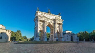 Arco della Pace Piazza Sempione (kemer barış Simplon Meydanı'nda) timelapse hyperlapse içinde. 1807 ve 1838 arasında inşa edilmiş bir neoklasik triumph arch, 25 m yüksek ve geniş, 24 m olduğunu. Mavi bulutlu gökyüzü yaz gün