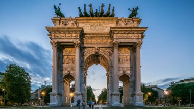 Arco della Pace Piazza Sempione (kemer barış Simplon Meydanı'nda) günde gece geçiş timelapse için. Akşam aydınlatma. 1807 ve 1838 arasında inşa edilmiş bir neoklasik triumph arch, 25 m yüksek ve geniş, 24 m olduğunu.