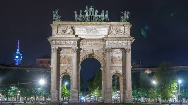 Arco della Pace Piazza Sempione (kemer barış Simplon Meydanı'nda) timelapse geceleri aydınlatılan içinde. 1807 ve 1838 arasında inşa edilmiş bir neoklasik triumph arch, 25 m yüksek ve geniş, 24 m olduğunu. Arka plan üzerinde Rating
