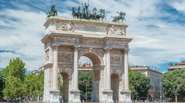 Arco della Pace Piazza Sempione (kemer barış Simplon Meydanı'nda) timelapse içinde. 1807 ve 1838 arasında inşa edilmiş bir neoklasik triumph arch, 25 m yüksek ve geniş, 24 m olduğunu. Mavi bulutlu gökyüzü yaz gün