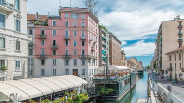 Naviglio Grande ve Naviglio Pavese kanal suyolu timelapse Milan, İtalya. Yaz günü su tekne ile mavi bulutlu gökyüzü. Bu bölge, restoranlar, kafeler, barlar ve gece hayatı için ünlüdür.