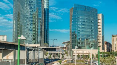 Milan Porta Nuova iş bölgesi timelapse günbatımı turuncu ışık ile Milan, İtalya, içinde modern gökdelenler ile manzarası. Yolda trafik. Köprüsü'nden Üstten Görünüm