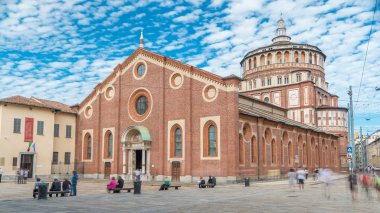 Santa Maria delle Grazie timelapse mavi bulutlu gökyüzü ile. Milan, İtalya. Etrafta dolaşan insanlar. Bu kilise ve bitişik Dominik manastır 15th yüzyıl boyunca inşa edildi.