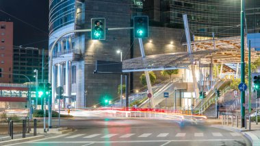 Milan Porta Nuova iş ilçe gece timelapse, Milano, İtalya içinde modern gökdelenler yakınındaki trafik. Trafik ışıkları ve arabalar. Yoldan görüntülemek