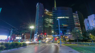 Milan, İtalya - Temmuz 2017 yaklaşık: Milan Porta Nuova iş ilçe gece timelapse, Milano, İtalya içinde modern gökdelenler ile manzarası. Yolda trafik. Işık içinde pencere eşiği. Yoldan görüntülemek