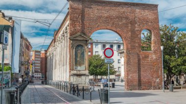 Colonne di San Lorenzo, tramvay parçalar, Milan, İtalya Roma tarihi colonnade timelapse görünümünü. Mavi bulutlu gökyüzü yaz gün