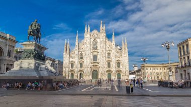 Ünlü Milano Katedrali'ne timelapse hyperlapse (Duomo di Milano) ve anıt Victor Emmanuel II Piazza del Duomo Milan, İtalya. Yaz günü bulutlu gökyüzü mavi. En büyük kilisenin İtalya Milano Duomo olduğunu.