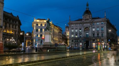 Cordusio Meydanı ve Dante ile gece geçiş timelapse moda ve lüks İtalyan başkenti saraylar, evler ve binalar gün çevreleyen sokak. Yazar ve şair Giuseppe Parini anıt. Tarafından geçen tramvaylar