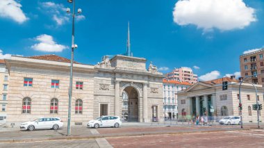 Eski Porta Garibaldi anıt arch timelapse hyperlapse ve Milan Porta Garibaldi modern binalar. Yolda trafik. Mavi bulutlu gökyüzü yaz gün