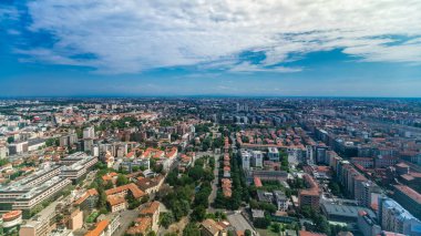 Milan konut iş bölgesi timelapse çözdüğünü çatı üzerinden yakınındaki hava görünümünü. Kırmızı çatılar ile evler. Mavi bulutlu gökyüzü yaz gün