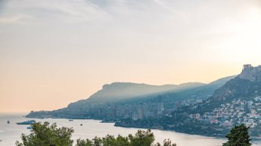Monte Carlo, Monaco 'da yaz günbatımında şehir manzarası. Güneşin batışı ve akşam sisi. Limandaki yatlar. Kaptan Martin 'den üst görünüm