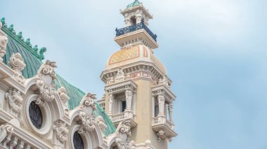 Monaco 'daki Monte Carlo Kumarhanesi' nin 19. yüzyıl barok tarzı sarayının tepesindeki kuleyle ilgili detaylar. Yaz gününde bulutlu bir gökyüzü