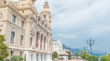 Monaco 'daki Monte Carlo Kumarhanesi' nin 19. yüzyıl barok tarzı sarayının arka tarafında. Yaz gününde bulutlu bir gökyüzü