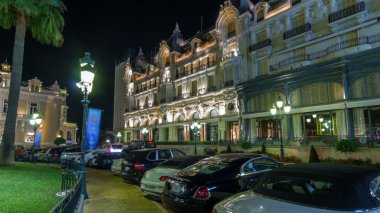 Monte Carlo gecesi hyperlapse timelapse Monaco Grand Casino ile kare. Tarihi binalar çevresinde. Avuç içi tarafında. Otopark ve yolda trafik
