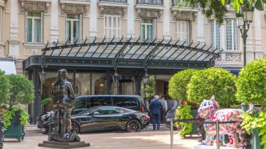 Monte Carlo 'daki Hermitage Oteli zaman çizelgesi, Monako. Önüne park et. Bu tarihi lüks otel 1900 'lerin başında Monte-Carlo' nun göbeğinde inşa edildi..