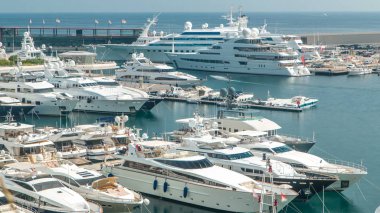 Monte Carlo bölgesinde Akdeniz, tekneler ve Monaco yat kulübü zaman çizelgesi. Güneşli yaz gününde tepedeki manzara