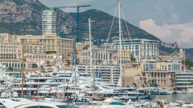 Monte Carlo şehri havacılık panorama zaman çizelgesi. Monaco, Cote d 'Azur limanındaki lüks yatlar, tekneler ve tarihi binaların manzarası. Yukarıdan Hercule Limanı.