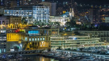 Monte Carlo Kumarhanesi 'nin yan taraflarından biri. Port Hercule yakınlarındaki gözlem güvertesinden gece saat gösterimi. Monte Carlo 'nun ana görüntüsü.