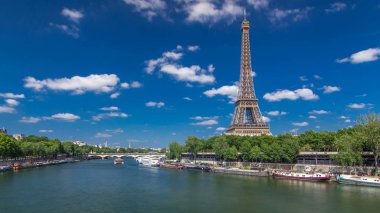 Paris 'teki Seine nehri üzerindeki Bir-Hakeim köprüsünden Eyfel kulesi zaman atlaması. Güneşli yaz gününde nehirde gemi ve tekneler