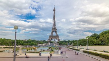 Trocadero Meydanı 'ndaki fıskiyeler. Arka planda Eyfel Kulesi var. Trocadero ve Eyfel Kulesi Paris 'in en çok ziyaret edilen yerleridir. Yazın mavi bulutlu gökyüzü